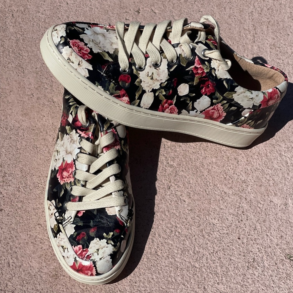 Softt Women's‎ Black Floral Lace-Up Sneakers with Cream Laces Size 9